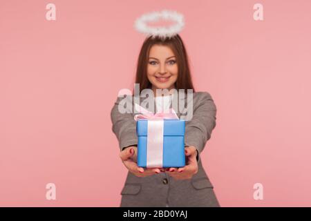 Porträt der schönen Engelsfrau mit Nimbus im Business-Anzug Geschenk an die Kamera, Teilen Weihnachtsgeschenk, Glückwunsch zum Geburtstag Jahrestag Stockfoto