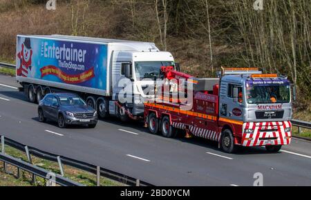 "The Entertainer"-Spielzeugladen; Transportfahrzeuge, Lastwagen, Transport, LKW, Frachtführer, Fahrzeug, europäischer kommerzieller Transport, Industrie, M6 in Manchester, Großbritannien Stockfoto