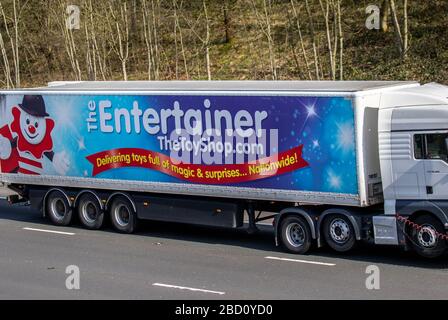 "The Entertainer"-Spielzeugladen; Transportfahrzeuge, Lastwagen, Transport, LKW, Frachtführer, Fahrzeug, europäischer kommerzieller Transport, Industrie, M6 in Manchester, Großbritannien Stockfoto