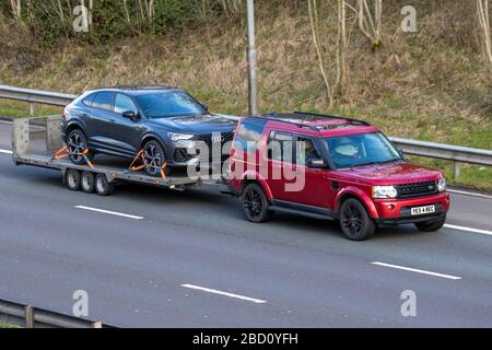 2013 Red Land Rover Discovery HSE SDV6 Auto Abschleppen Mercedes Benz SUV Audi Q8 S Linie 50 TDI Quattro auf Anhänger; Fahrzeugverkehr bewegte Fahrzeuge, fahrendes Fahrzeug auf britischen Straßen, Motoren, Fahren auf der Autobahn M6 Stockfoto