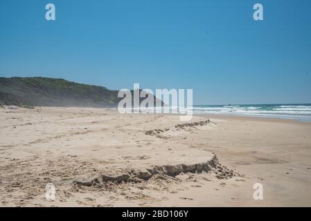 Ein Blick auf einen einsamen Broken Head Strand in der Nähe von Byron Bay.New South Wales und Queensland Städte beschließen, Strände zu schließen. Australische Behörden ergreifen Maßnahmen, um überfüllte Orte, einschließlich Strände, zu verringern, um die Ausbreitung von Covid-19 zu stoppen. Stockfoto