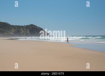 Ein Blick auf den halbverlassenen Broken Head Strand in der Nähe von Byron Bay.New South Wales und Queensland Städte beschließen, Strände herunterzufahren. Australische Behörden ergreifen Maßnahmen, um überfüllte Orte, einschließlich Strände, zu verringern, um die Ausbreitung von Covid-19 zu stoppen. Stockfoto