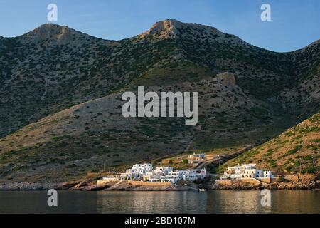 Die Stadt Kamares mit traditionellen weißen Häusern auf der Insel Sifnos bei Sonnenuntergang. Griechenland Stockfoto