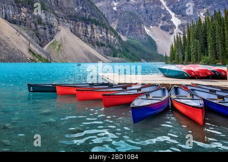 Corlorful Kanus am Moraine Lake in der Nähe des Lake Louise Village im Banff National Park, Alberta, Rocky Mountains, Kanada Stockfoto