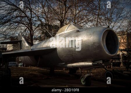 Altes Kampfflugzeug Mikoyan-Gurewitsch MiG-17 im Militärmuseum von Chisinau, Moldawien, ausgestellt. Stockfoto