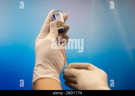 Arzt nimmt Insulinimpfstoff in Spritze Nahaufnahme. Diabetes. Stockfoto