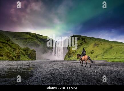 Nordlichter aurora borealis über den Wasserfall Skogafoss, Island Stockfoto