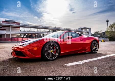 Der Superwagen Ferrari 458 parkte auf dem Circuit de Barcelona Catalunya in Katalonien, Spanien. Stockfoto