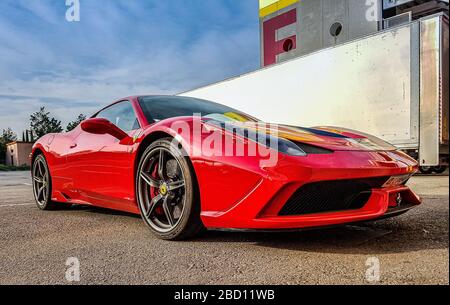 Der Superwagen Ferrari 458 parkte auf dem Circuit de Barcelona Catalunya in Katalonien, Spanien. Stockfoto