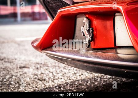 Der Superwagen Ferrari 458 parkte auf dem Circuit de Barcelona Catalunya in Katalonien, Spanien. Stockfoto