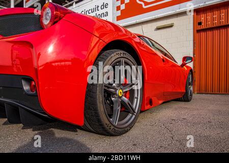 Der Superwagen Ferrari 458 parkte auf dem Circuit de Barcelona Catalunya in Katalonien, Spanien. Stockfoto