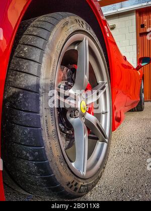 Der Superwagen Ferrari 458 parkte auf dem Circuit de Barcelona Catalunya in Katalonien, Spanien. Stockfoto