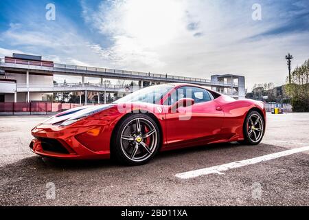 Der Superwagen Ferrari 458 parkte auf dem Circuit de Barcelona Catalunya in Katalonien, Spanien. Stockfoto