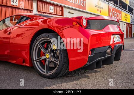 Der Superwagen Ferrari 458 parkte auf dem Circuit de Barcelona Catalunya in Katalonien, Spanien. Stockfoto