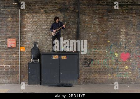 Busker spielt Gitarre, Chalk Farm Road, Camden Town, London, Großbritannien Stockfoto