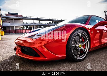 Der Superwagen Ferrari 458 parkte auf dem Circuit de Barcelona Catalunya in Katalonien, Spanien. Stockfoto