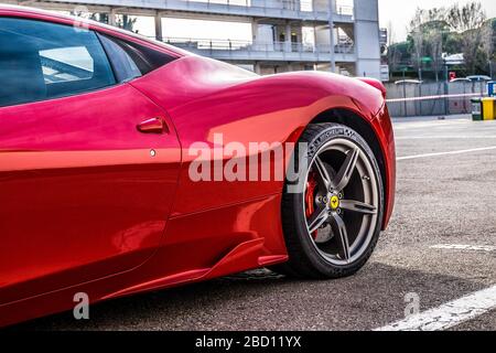 Der Superwagen Ferrari 458 parkte auf dem Circuit de Barcelona Catalunya in Katalonien, Spanien. Stockfoto