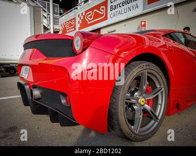 Der Superwagen Ferrari 458 parkte auf dem Circuit de Barcelona Catalunya in Katalonien, Spanien. Stockfoto