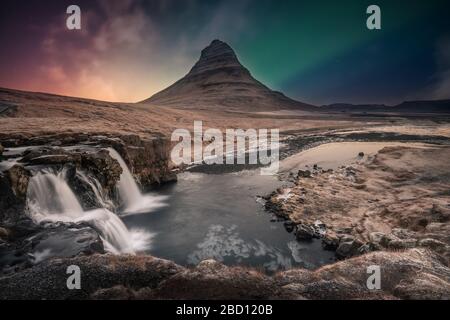 Nordlichter aurora borealis über dem Wasserfall Kirkjufell in Island Stockfoto