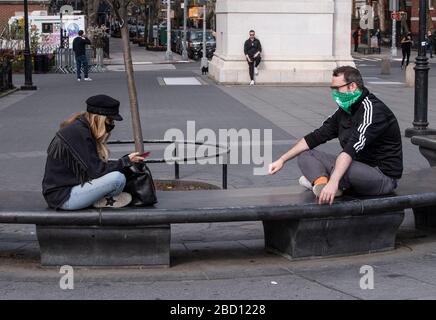 New York, Vereinigte Staaten. April 2020. Leute, die Bandanas tragen, um ihre Gesichter inmitten des COVID-19-Ausbruchs zu schützen, genießen Sonntag im Washington Square Park (Foto von Lev Radin/Pacific Press) Credit: Pacific Press Agency/Alamy Live News Stockfoto