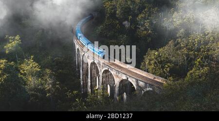 Zug, der an der berühmten Brücke mit neun Bögen in Ella, Sri Lanka ankommt Stockfoto