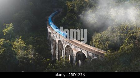 Zug, der an der berühmten Brücke mit neun Bögen in Ella, Sri Lanka ankommt Stockfoto