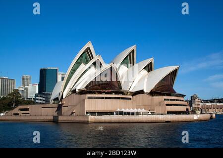 Sydney Australien Blick auf den Hafen einschließlich des berühmten Opernhauses unter blauem Himmel Stockfoto