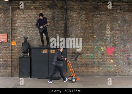 Busker spielt Gitarre, Chalk Farm Road, Camden Town, London, Großbritannien Stockfoto