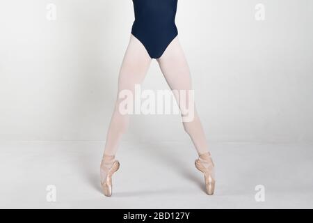 Junge Ballerina übt Ballettzüge im Studio aus Stockfoto