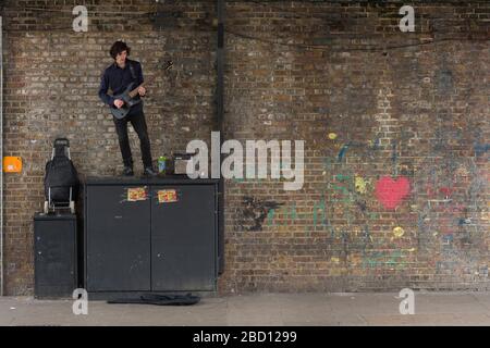 Busker spielt Gitarre, Chalk Farm Road, Camden Town, London, Großbritannien Stockfoto