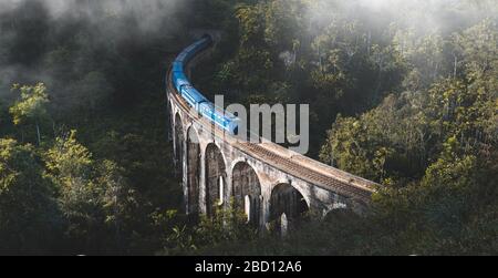 Zug, der an der berühmten Brücke mit neun Bögen in Ella, Sri Lanka ankommt Stockfoto