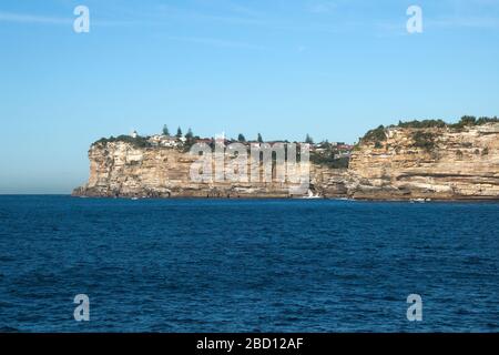 Sydney Australien, Blick entlang der Sandsteinfelsen entlang der Ostküste bei Sonnenschein am Morgen Stockfoto