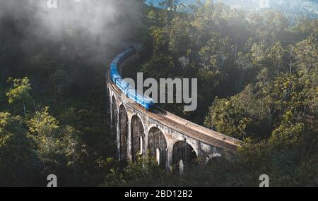 Zug, der an der berühmten Brücke mit neun Bögen in Ella, Sri Lanka ankommt Stockfoto