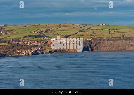 Kleine abgelegene Küstenstadt am Meer auf Klippen mit Blick auf das Meer Stockfoto