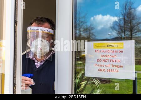 Ardara, County Donegal, Irland. April 2020. Teague McFadden, Residential Services Manager bei der St. Shanaghan House Sheptered Housing Association, trifft zusätzliche Vorsichtsmaßnahmen aufgrund des Coronavirus Covid-19, einer Pandemie, die in Pflegeheimen in Irland Anhäufungen von Infektionen beobachtet hat. Stockfoto