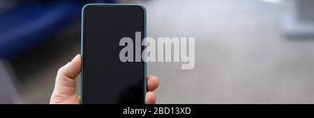 Mann und verschlossenes Telefon Stockfoto