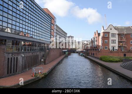 Birmingham, West Midlands, Großbritannien. April 2020. Die Einwohner von Birmingham bekamen den Rat der Regierung, sich nicht mit unnötigen Aktivitäten am Montagmorgen auszuwagen. Die Straßen sind fast leer, selbst im Stadtzentrum. Die Straßen waren leer von Leben und die wenigen Fußgänger, die draußen waren, waren korrekt soziale Distanz. Ein Mann ging die verlassene New Street hinunter mit 2 vollen Taschen voller Einkäufe in einer der meist geschäftigsten Straßen von Birmingham. Quelle: Stop Press Media/Alamy Live News Stockfoto