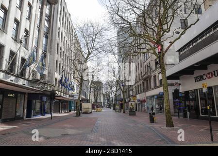 Birmingham, West Midlands, Großbritannien. April 2020. Die Einwohner von Birmingham bekamen den Rat der Regierung, sich nicht mit unnötigen Aktivitäten am Montagmorgen auszuwagen. Die Straßen sind fast leer, selbst im Stadtzentrum. Die Straßen waren leer von Leben und die wenigen Fußgänger, die draußen waren, waren korrekt soziale Distanz. Ein Mann ging die verlassene New Street hinunter mit 2 vollen Taschen voller Einkäufe in einer der meist geschäftigsten Straßen von Birmingham. Quelle: Stop Press Media/Alamy Live News Stockfoto