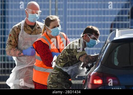 Das Bild, das um 1046 Uhr morgens von Militärangehörigen aufgenommen wurde, hilft bei der Verabreichung von Covid19-Tests für NHS-Arbeiter auf dem Edgbaston Cricket-Boden in Birmingham, da Großbritannien weiterhin in Sperrungen ist, um die Ausbreitung des Coronavirus einzudämmen. Stockfoto