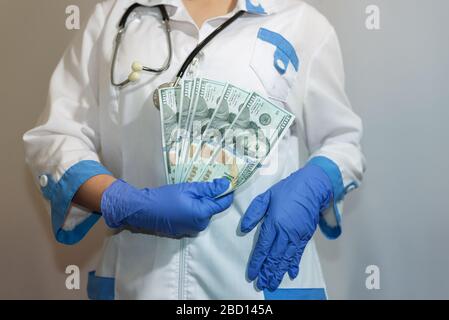 Arzt mit Bestechung auf weißem Hintergrund, Nahaufnahme. Korruption in der Medizin das Konzept der bezahlten Medizin. Stockfoto
