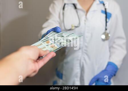 Patient, der Bestechung an den Arzt in der Klinik, Nahaufnahme. Beschädigte Arznei Stockfoto