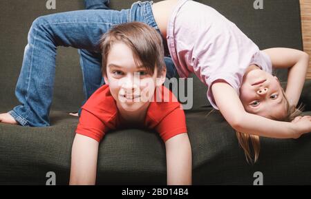 Geschwister, die die Wände klettern, steckten im eigenen Heim in Selbstisolation fest. Quarantäne und Sperrung von Schutzmaßnahmen gegen die Ausbreitung von Coronavi Stockfoto