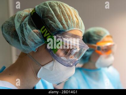 Dresden, Deutschland. April 2020. ABBILDUNG - Zahnmediziner sind dabei, einen Corona-Patienten in einer Zahnarztpraxis mit einer Schutzbrille zu behandeln. (Posierte Szene) Credit: Robert Michael / dpa-Zentralbild / dpa / Alamy Live News Stockfoto