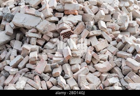 Dresden, Deutschland. April 2020. Auf einer Baustelle liegen Ziegelsteine in einem Haufen. Kredit: Robert Michael / dpa-Zentralbild / dpa / Alamy Live News Stockfoto