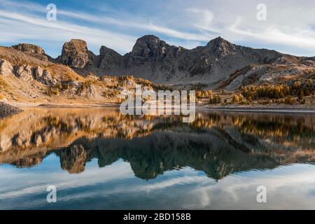 Frankreich - Provence - Haut Verdon - Reflexion der Tours du Lac im Lac Allos. Stockfoto