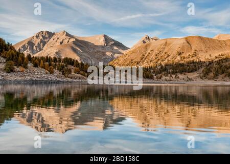 Frankreich - Provence - Haut Verdon - der Mont Pelat spiegelt sich im Lac Allos wider. Stockfoto