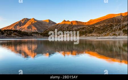 Frankreich - Provence - Haut Verdon - der Mont Pelat spiegelt sich im Lac Allos wider. Stockfoto