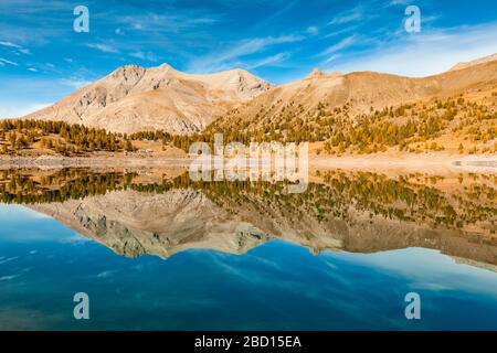 Frankreich - Provence - Haut Verdon - der Mont Pelat spiegelt sich im Lac Allos wider. Stockfoto