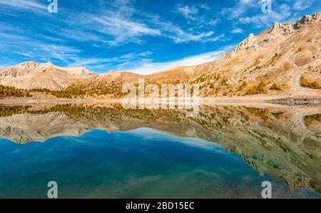 Frankreich - Provence - Haut Verdon - der Mont Pelat spiegelt sich im Lac Allos wider. Stockfoto