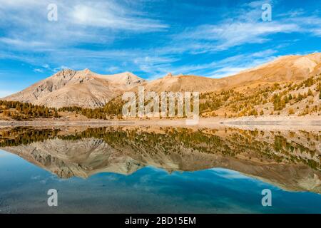 Frankreich - Provence - Haut Verdon - der Mont Pelat spiegelt sich im Lac Allos wider. Stockfoto